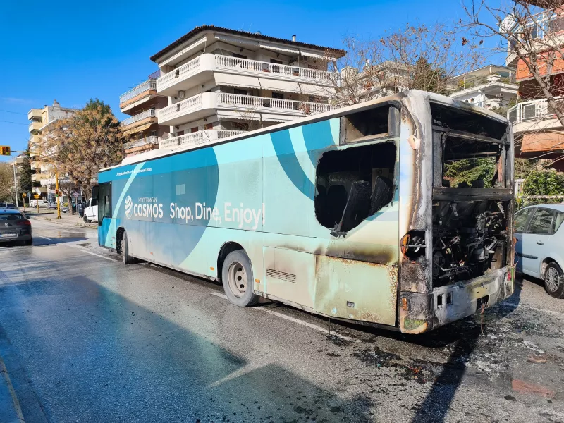 «Φούντωσε» εν κινήσει λεωφορείο στη Θεσσαλονίκη ΦΩΤΟ