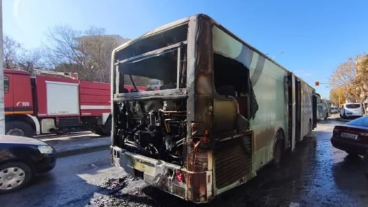 «Φούντωσε» εν κινήσει λεωφορείο στη Θεσσαλονίκη ΦΩΤΟ