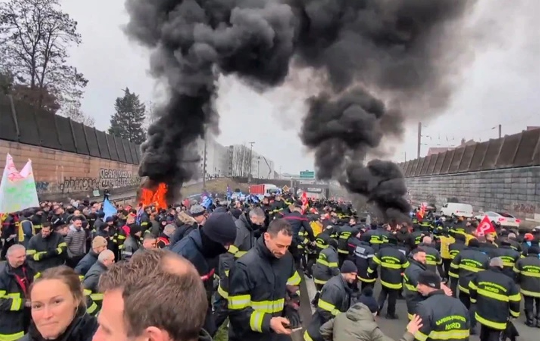 Πυροσβέστες διαδήλωσαν και συνεπλάκησαν με αστυνομικούς στη Γαλλία ΒΙΝΤΕΟ