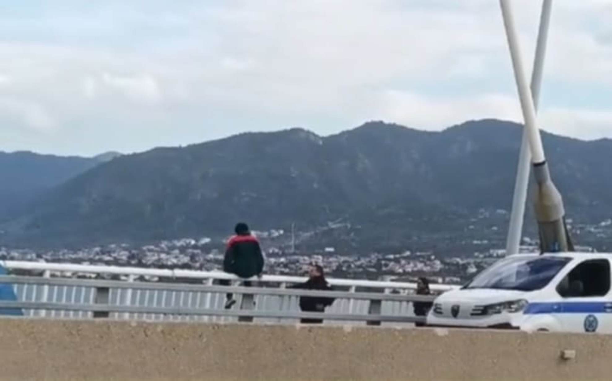 Πάτρα: Πως αποφεύχθηκε ελεύθερη πτώση άνδρα από τη Γέφυρα Ρίου - Αντιρρίου 30 Πάτρα: Πως αποφεύχθηκε ελεύθερη πτώση άνδρα από τη Γέφυρα Ρίου – Αντιρρίου