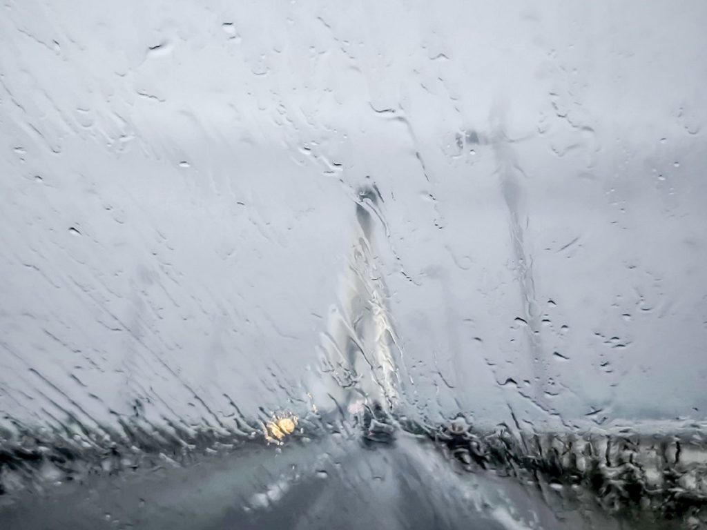 Ρίο – Αντίρριο: Η εικόνα σε Γέφυρα και Πορθμείο με την κακοκαιρία σε εξέλιξη ΒΙΝΤΕΟ