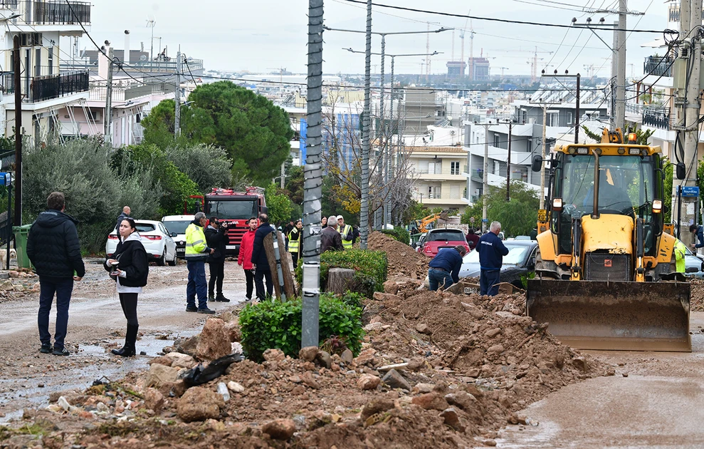 Κακοκαιρία - Γλυφάδα: Εκπαιδευτικός και μητέρα η 56χρονη νεκρή, οι δραματικές προσπάθειες απεγκλωβισμού ΒΙΝΤΕΟ 31 Κακοκαιρία - Γλυφάδα: Εκπαιδευτικός και μητέρα η 56χρονη νεκρή, οι δραματικές προσπάθειες απεγκλωβισμού ΒΙΝΤΕΟ