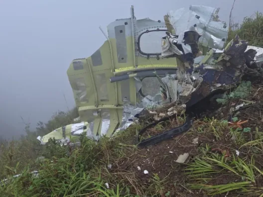 Ινδονησία: Τραγωδία με αεροσκάφος και 11 επιβαίνοντες ΦΩΤΟ-ΒΙΝΤΕΟ