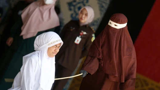 Ινδονησία: Παράνομο ζευγάρι τιμωρήθηκε με 140 ραβδισμούς ΦΩΤΟ 26 Ινδονησία: Παράνομο ζευγάρι τιμωρήθηκε με 140 ραβδισμούς ΦΩΤΟ