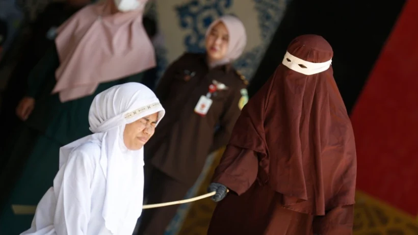 Ινδονησία: Παράνομο ζευγάρι τιμωρήθηκε με 140 ραβδισμούς ΦΩΤΟ