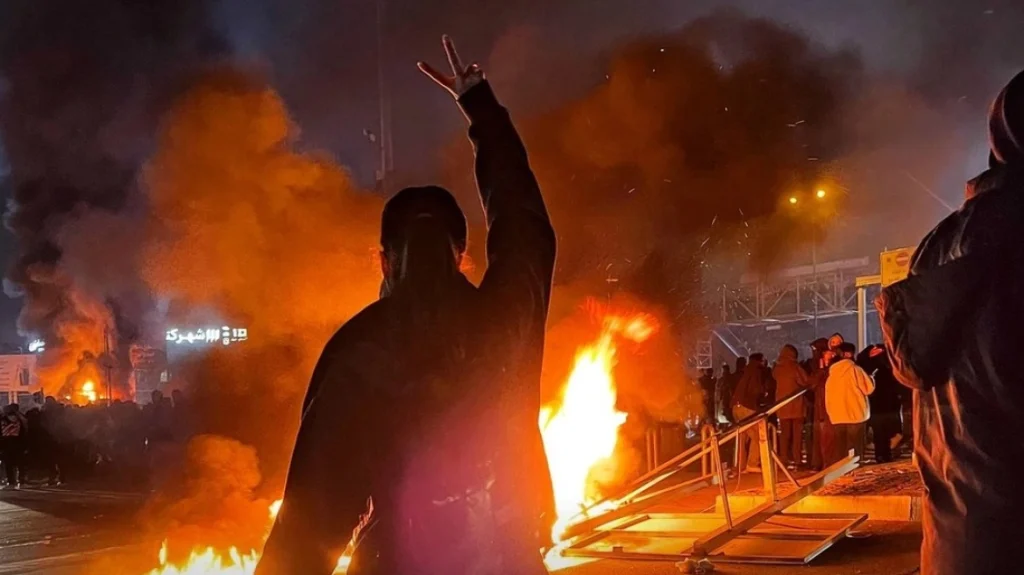 Πυκνώνουν τα σύννεφα πολέμου στο Ιράν, αν ο Τραμπ το αποφασίσει