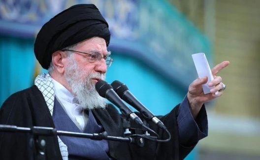 Ιράν: «Σώοι και αβλαβείς» οι Χαμενεΐ και Πεζεσκιάν