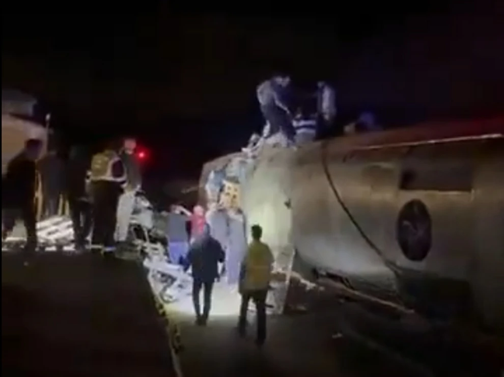 Ισπανία: Εκτροχιάστηκαν δύο τρένα, αναφορές για νεκρούς και τραυματίες ΦΩΤΟ - ΒΙΝΤΕΟ 29 Σωστικά συνεργεία επιχειρούν στο σημείο