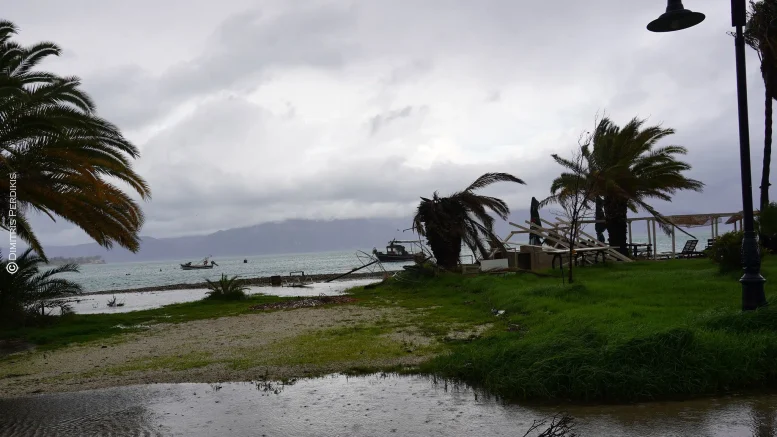 Αιγιάλεια: «Κόπηκαν» δρόμοι σε παραλίες λόγω θαλασσοταραχής ΦΩΤΟ