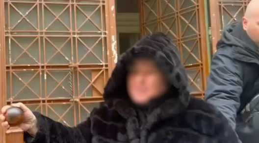 Η Διευθύντρια Γυμνασίου που φίμωσε τον μαθητή