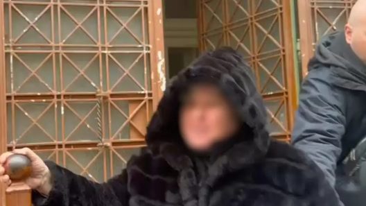 Η Διευθύντρια Γυμνασίου που φίμωσε τον μαθητή