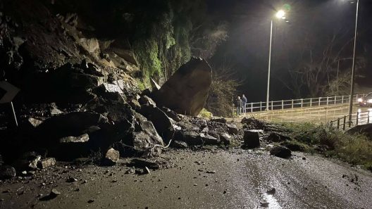 Αγρίνιο: Βράχοι σε δρόμο, κινητοποίηση για κατολίσθηση ΦΩΤΟ
