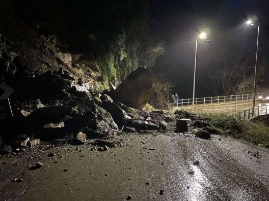 Αγρίνιο: Βράχοι σε δρόμο, κινητοποίηση για κατολίσθηση ΦΩΤΟ