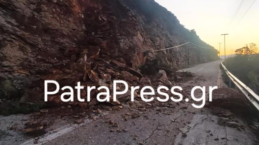 Αχαΐα: Κατολίσθηση σε επαρχιακό δρόμο διέκοψε την κυκλοφορία και επενέβη η Πολιτική Προστασία ΒΙΝΤΕΟ-ΦΩΤΟ