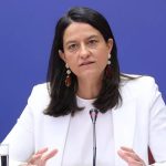 Η Κεραμέως για συντάξεις χηρείας και περικοπές