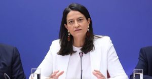 Η Κεραμέως για συντάξεις χηρείας και περικοπές