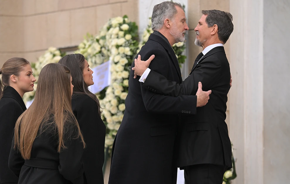 Κηδεύτηκε στο Τατόϊ η πριγκίπισσα Ειρήνη ΦΩΤΟ 35 Ο Βασιλιάς της Ισπανίας Φίλιππος, με τον εξάδελφο του Παύλο Ντε Γκρες