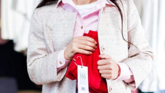 Πάτρα: Οι «πελάτες» ήταν κλέφτες, αφαίρεσαν ρούχα από κατάστημα