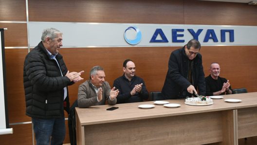 Πάτρα: Οι εργαζόμενοι της ΔΕΥΑΠ έκοψαν την πίτα τους ΦΩΤΟ