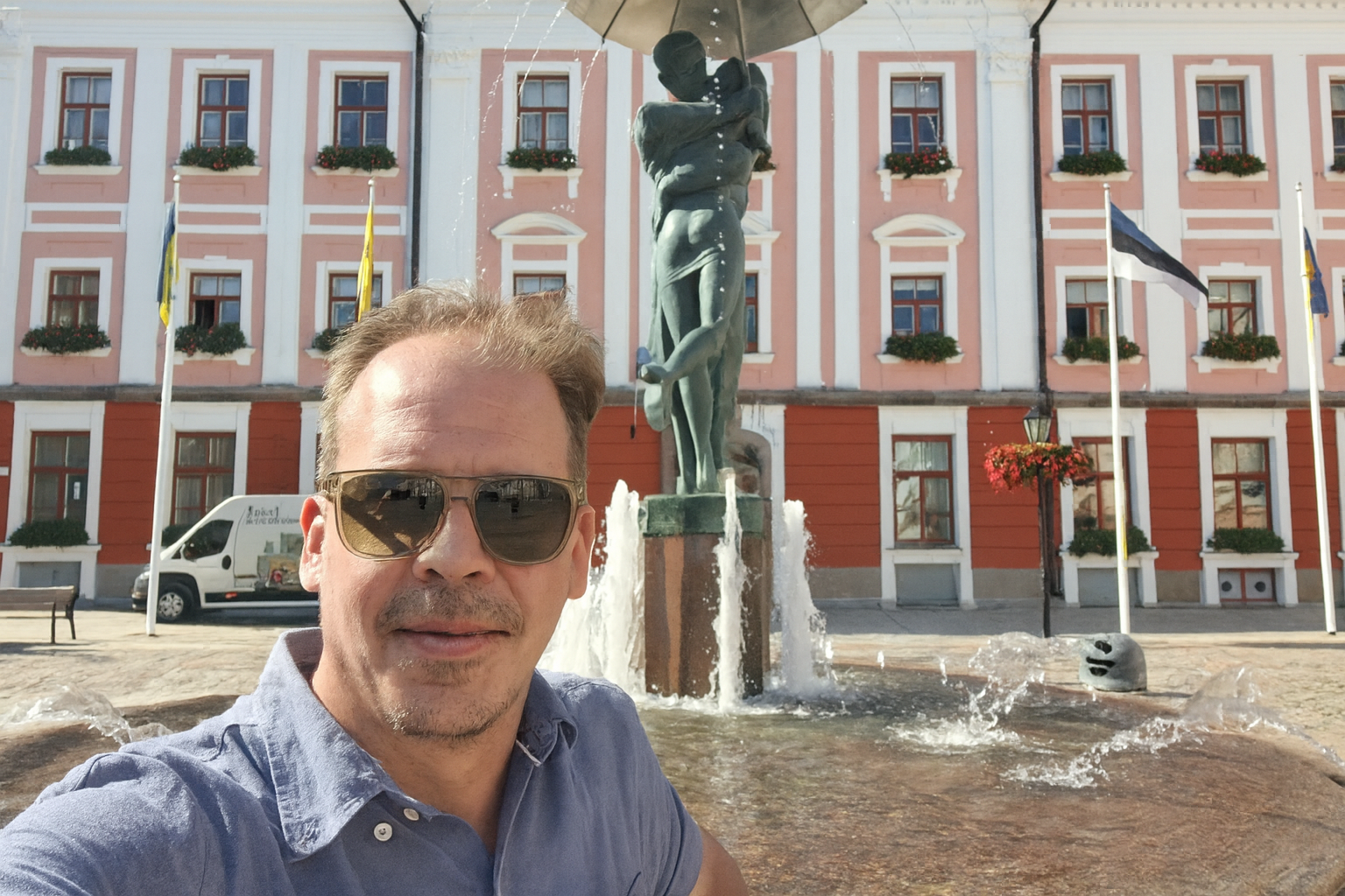 Ποιοι είμαστε