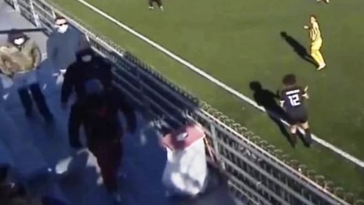 Κουκουλοφόροι διέκοψαν αγώνα ποδοσφαίρου γυναικών στο Μοσχάτο ΒΙΝΤΕΟ