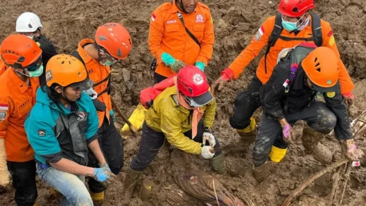 Ινδονησία: Νεκροί 23 στρατιωτικοί από κατολισθήσεις