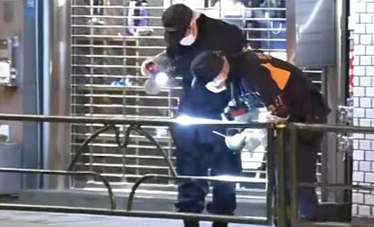 Ληστεία με δακρυγόνα στο κέντρο του Τόκιο, άρπαξαν 2 εκ. ευρώ 26 Ληστεία με δακρυγόνα στο κέντρο του Τόκιο, άρπαξαν 2 εκ. ευρώ