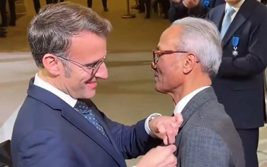 Τιμήθηκε από το Μακρόν ο τελευταίος εφημεριδοπώλης του Παρισιού ΒΙΝΤΕΟ