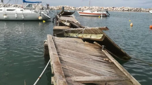 Πάτρα: Βυθίστηκε σκάφος στην Μαρίνα της Γλυφάδας ΦΩΤΟ