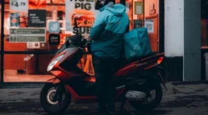 Πάτρα: Επιθέσεις Ρομά σε ντελιβεράδες - Μεροκάματο τρόμου για «φραγκοδίφραγκα»