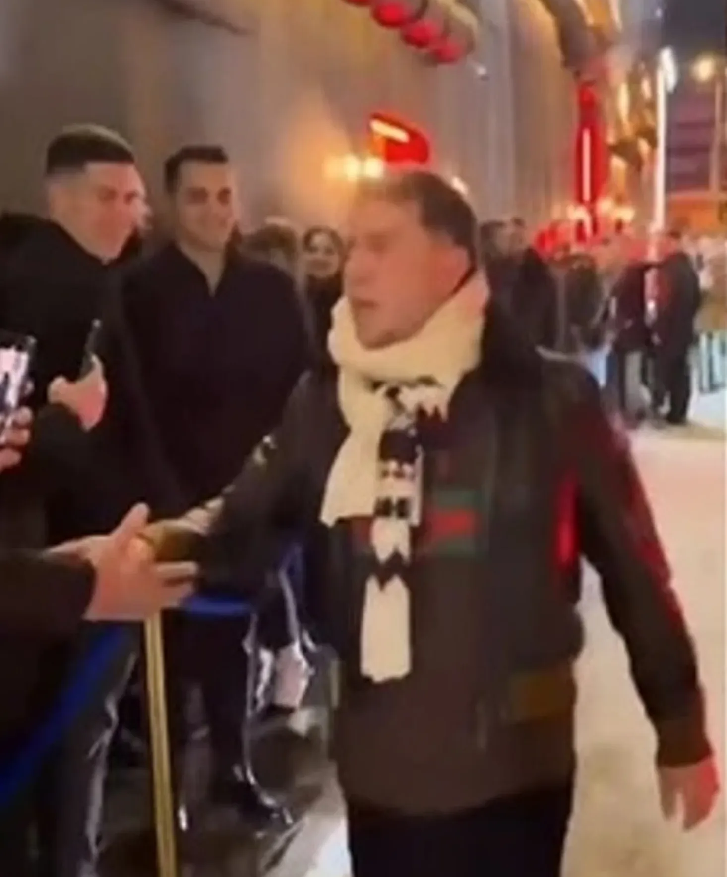 Το κέρασμα Μαζωνάκη που «ζέστανε» τους θαυμαστές του ΦΩΤΟ 29 Το κέρασμα Μαζωνάκη που «ζέστανε» τους θαυμαστές του ΦΩΤΟ