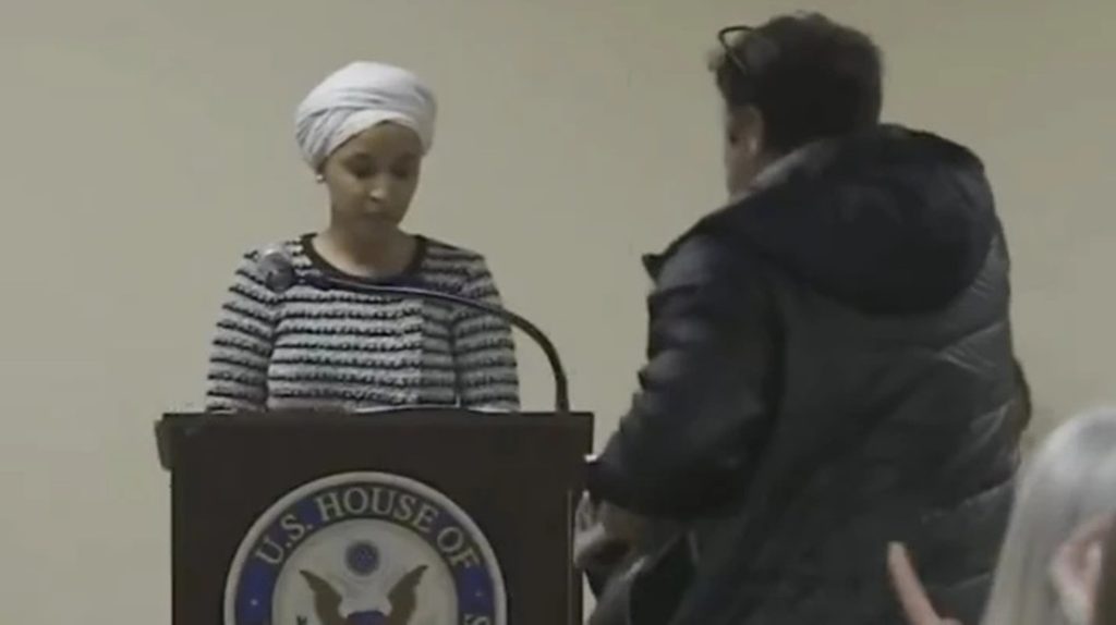 Ψέκασε με άγνωστη ουσία βουλευτή στη Μινεσότα ΒΙΝΤΕΟ