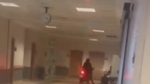 Εισέβαλε στα επείγοντα νοσοκομείου με μηχανάκι στην Τουρκία