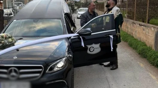 Kρήτη: Γαμπρός πήγε με την νεκροφόρα στην Εκκλησία ΒΙΝΤΕΟ