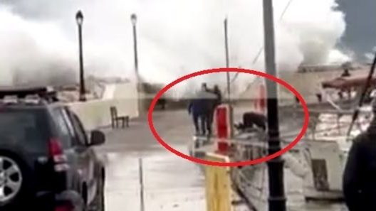 ΒΙΝΤΕΟ η στιγμή που τέραστιο κύμα «καταπίνει» τον Λιμενικό στο Παράλιο Αστρος