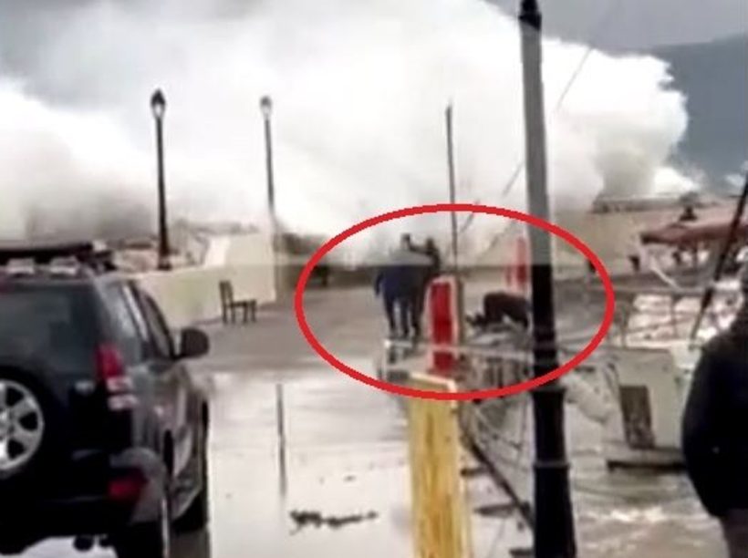 ΒΙΝΤΕΟ η στιγμή που τέραστιο κύμα «καταπίνει» τον Λιμενικό στο Παράλιο Αστρος