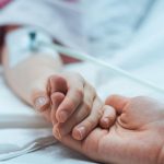 Κοριτσάκι δυο ετών στο νοσοκομείο μετά από δάγκωμα σκύλου στο κεφάλι