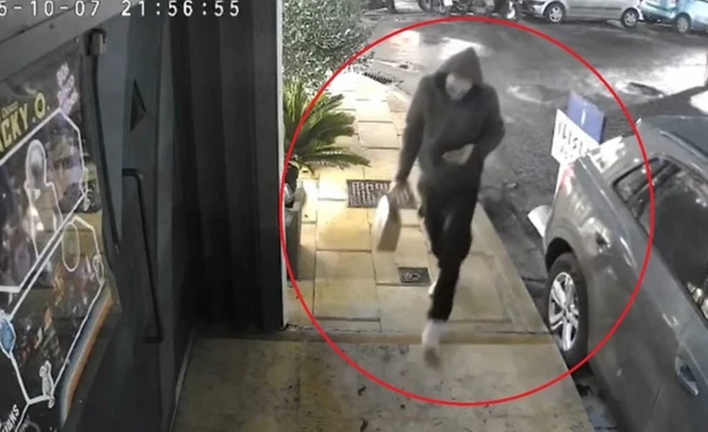 ΒΙΝΤΕΟ με τον δράστη να αφήνει τη βόμβα έξω από τη ντισκοτέκ Jacky O