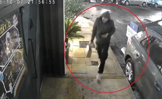 ΒΙΝΤΕΟ με τον δράστη να αφήνει τη βόμβα έξω από τη ντισκοτέκ Jacky O