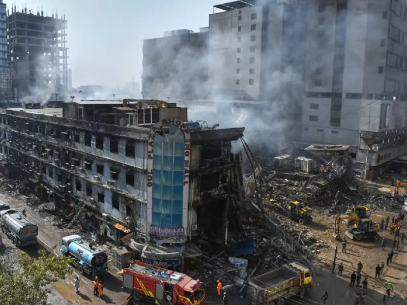 Πακιστάν: Δεκάδες νεκροί από φονική πυρκαγιά σε Εμπορικό κέντρο 32 Πακιστάν: Δεκάδες νεκροί από φονική πυρκαγιά σε Εμπορικό κέντρο