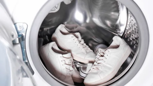 Παπούτσια στο πλυντήριο: Πώς να πλύνετε χωρίς να καταστραφούν