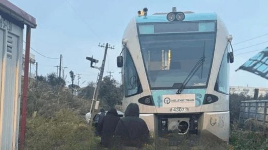 Πάτρα: Διακοπή δρομολογίων του Προαστιακού λόγω πτώσης δέντρου στην γραμμή