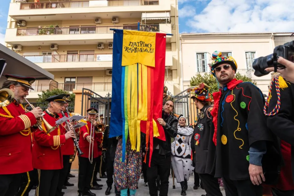 Πατρινό Καρναβάλι 2026: ΦΩΤΟΡΕΠΟΡΤΑΖ από την την εν πλω παράδοση του Καρναβαλικού λαβάρου 29 Το Καρναβαλικό Λάβαρο εισάρχεται στο Δημαρχείο Πατρών