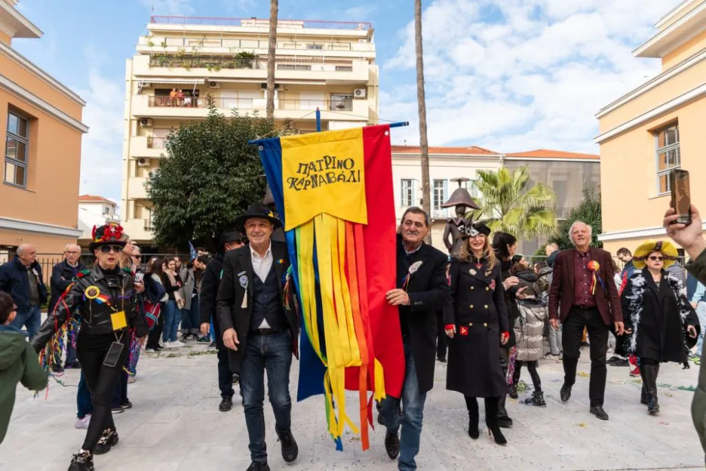 Πατρινό Καρναβάλι 2026: ΦΩΤΟΡΕΠΟΡΤΑΖ από την την εν πλω παράδοση του Καρναβαλικού λαβάρου 30 Το Καρναβαλικό Λάβαρο στα χέρια του Κώστα Πελετίδη και Παύλου Σκούρα.
