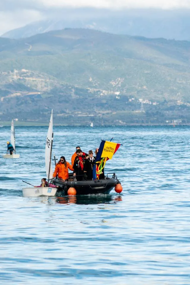 Πατρινό Καρναβάλι 2026: ΦΩΤΟΡΕΠΟΡΤΑΖ από την την εν πλω παράδοση του Καρναβαλικού λαβάρου 36 Η εν πλω μεταφορά του Καρναβαλικου Λαβάρου