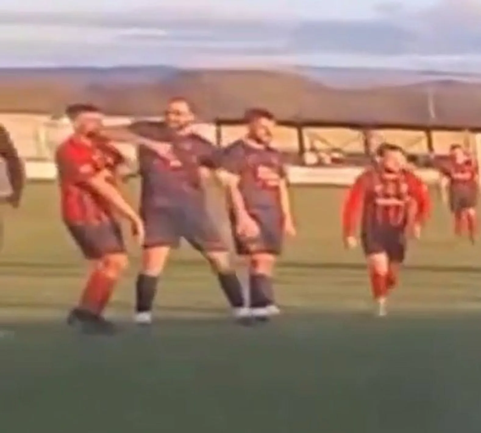 Ουαλία: Ποδοσφαιριστής έριξε αγκωνιά σε αντίπαλο και συνελήφθη ΒΙΝΤΕΟ 32 Ουαλία: Ποδοσφαιριστής έριξε αγκωνιά σε αντίπαλο και συνελήφθη ΒΙΝΤΕΟ