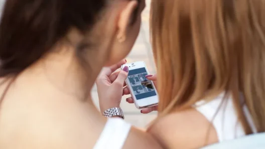 Γαλλία: Απαγόρευση των social media για παιδιά