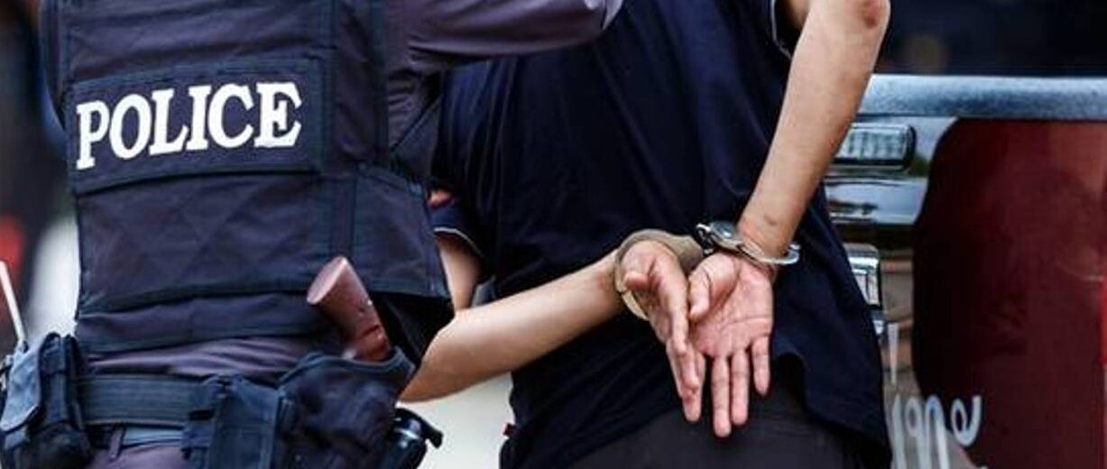 Πάτρα: Τον «τσάκωσαν» με όπλα και ασύρματο