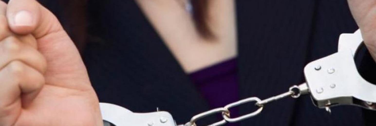 Θεσσαλονίκη: Χειροπέδες στη μητέρα του 5χρονου που πετούσε αντικείμενα από το μπαλκόνι