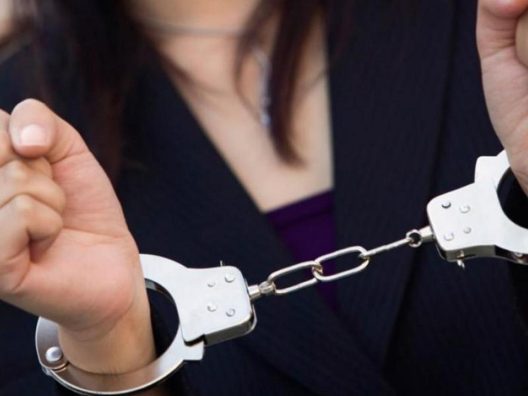 Πάτρα: Συνελήφθη φυγόποινη για κατάχρηση κατά του Δημοσίου